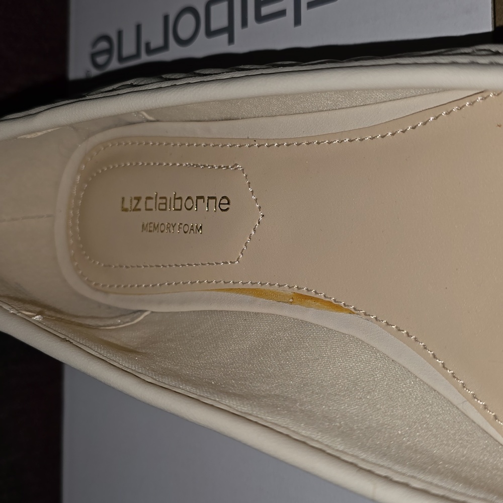 Liz Claiborne Cream Flats Woman's Size 6.5 - Picture 14 of 16